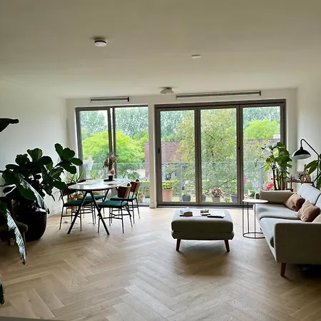 Spacious And Modern Apartment *